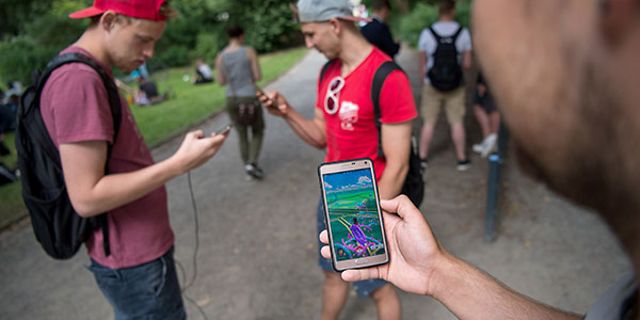 pokemon-go-handy-smartphone-spielen-versicherungsschutz-82013332-283540183.jpg